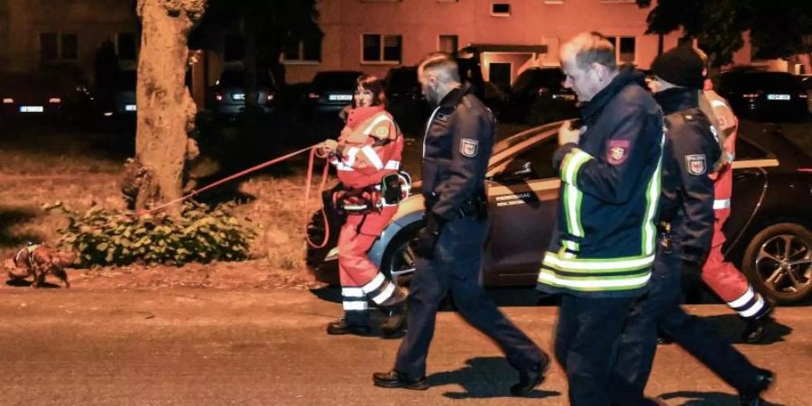 Polizisten und ein Feuerwehrmann begleiteten Mitarbeiterinnen der Rettungshundestaffel bei der Suche nach der vermissten 6-Jährigen in Potsdam. Foto: Julian Stähle