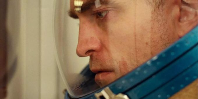 Monte (Robert Pattinson) muss zum Schwarzen Loch fliegen und die Energie dort irgendwie nutzbar machen. Foto: Pandora Filmverleih Monte (Robert Pattinson) muss zum Schwarzen Loch fliegen und die Energie dort irgendwie nutzbar machen. Foto: Pandora Filmverleih