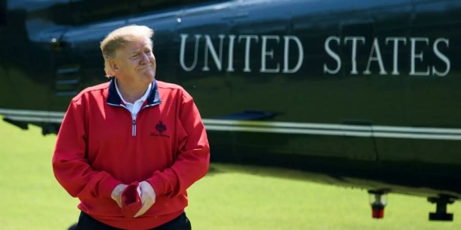 Trump auf dem Weg zum Golfspiel in Tokio
