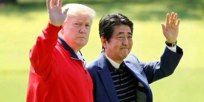 Abe (r.) und Trump auf dem Golfplatz Abe (r.) und Trump auf dem Golfplatz