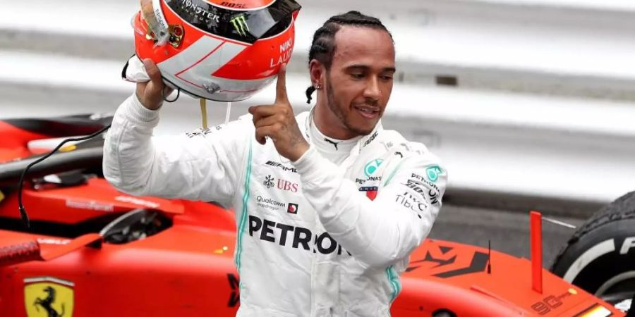 Lewis Hamilton zeigt nach seinem Sieg in Monaco auf seinen Helm mit der Aufschrift Niki Lauda. Foto: David Davies/PA Wire