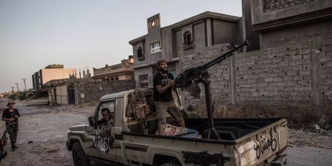 Kämpfer, die zur international unterstützten Regierung in Tripolis gehören, beziehen während Kampfhandlungen mit einem Auto eine Position. Konflikt Libyen vereinte nationen