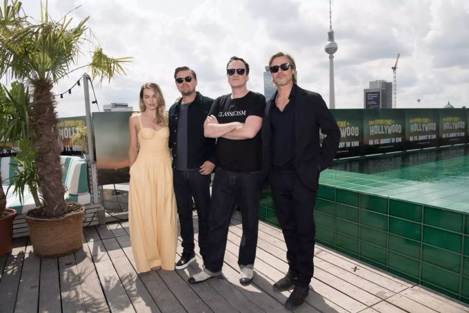 Der Regisseur Quentin Tarantino (3.v.l) und die Schauspielerin Margot Robbie, Leonardo DiCaprio (l-r), und Brad Pitt stehen bei einem Photocall anlässlich der Deutschlandpremiere des Kinofilms «Once upon a time in Hollywood» zusammen. Photocall