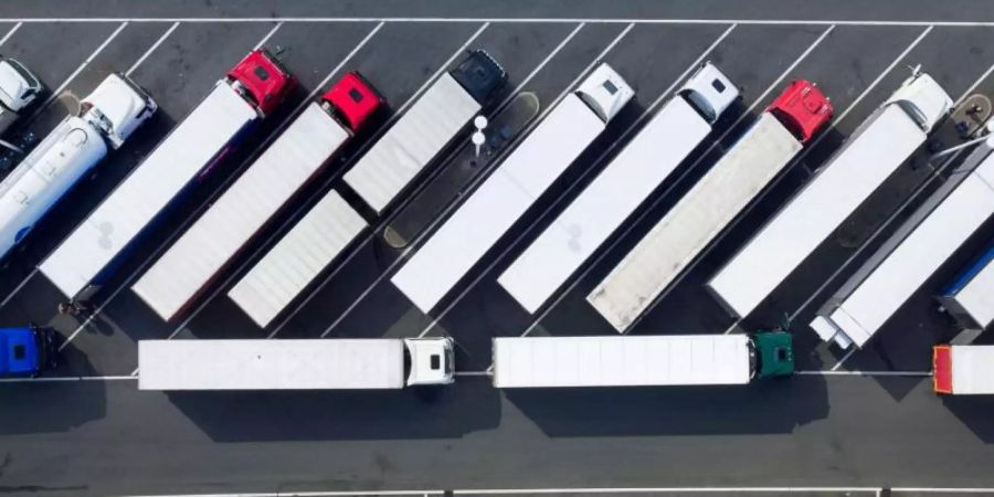 Blick aus der Luft auf abgestellte Lastwagen auf einer Rastätte. Foto: Arnulf Stoffel