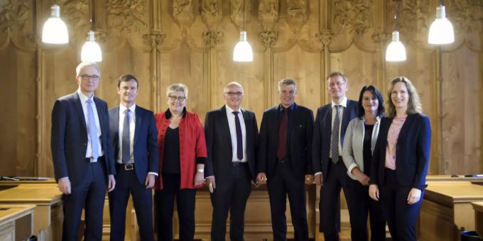 Die Berner Regierung von links nach rechts: Christoph Auer, Staatsschreiber, Philippe Mueller, Polizei- und Militärdirektor, Beatrice Simon, Finanzdirektorin, Pierre Alain Schnegg, Gesundheits- und Fürsorgedirektor, Vize-Präsident des Regierungsrates, Christoph Ammann, Volkswirtschaftsdirektor, Präsident des Regierungsrates, Christoph Neuhaus, Bau-, Verkehrs- und Energiedirektor, Christine Häsler, Erziehungsdirektorin, und Evi Allemann, Justiz-, Gemeinde- und Kirchendirektorin. Berner Regierung