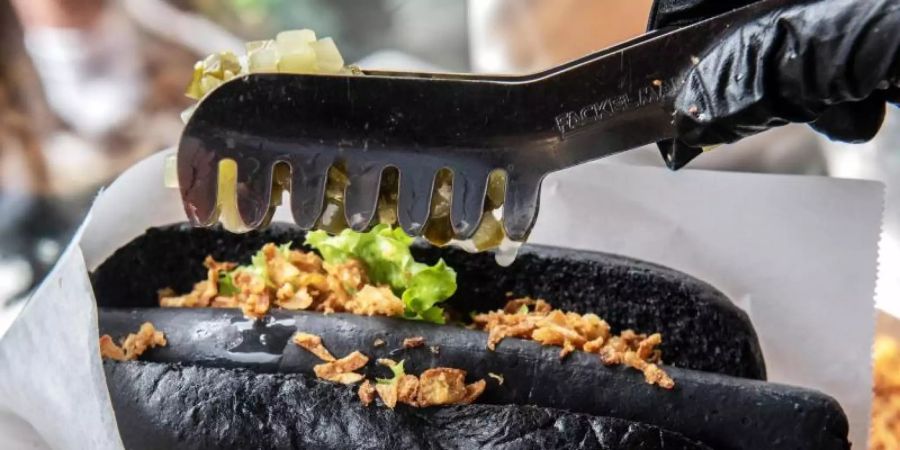 Ein eingefärbter Hot Dog mit einigen farblichen Akzenten. Foto: Paul Zinken