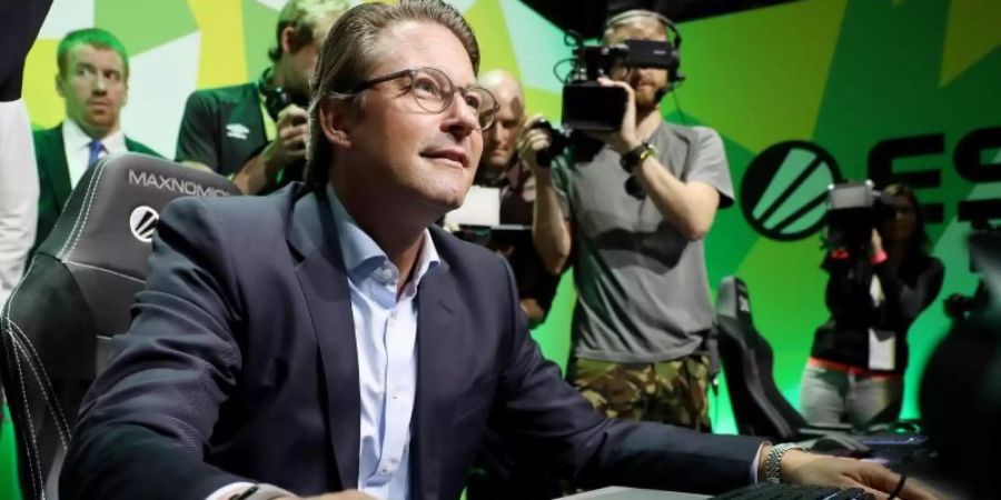 Andreas Scheuer, Bundesminister für Verkehr und digitale Infrastruktur, sitzt auf der Gamescom an einem Computerspiel. Foto: Oliver Berg