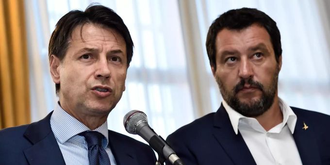 Italiens Innenminister Matteo Salvini (r) stichelte in der Vergangenheit stark gegen Ministerpräsident Conte. Giuseppe Conte