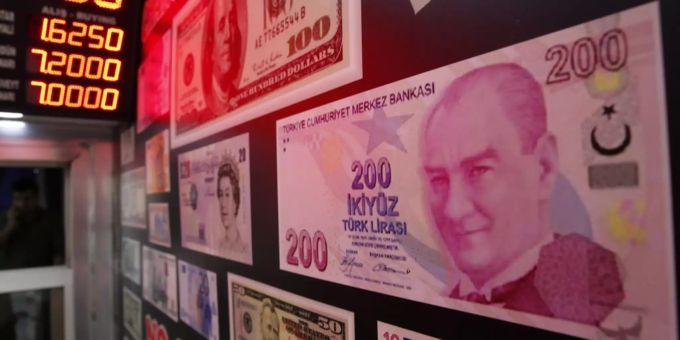 Eine überdimensionale Kopie einer 200er türkischen Lira-Banknote mit einem Foto des Türkei-Gründers Mustafa Kemal Ataturk schmückt eine Wechselstube in Istanbul. Foto: AP Photo/Lefteris Pitarakis türkische Lira