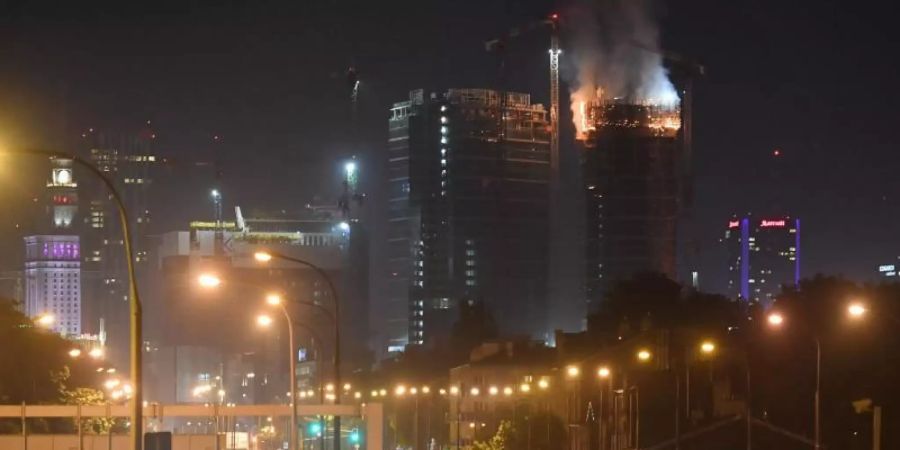 Ein Feuer auf einer Baustelle in Polen. Zwischen 2013 und 2018 hat die Allianz weltweit fast 14.000 Schadensfälle auf grossen Baustellen von Ingenieur- und Bauprojekten ausgewertet. Foto: Radek Pietruszka/pap