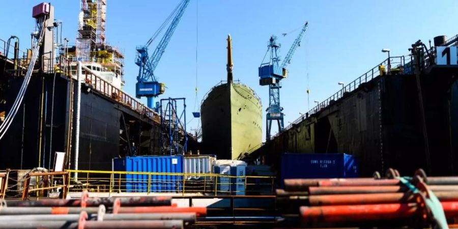 Das Marine-Segelschulschiff «Gorch Fock» liegt in einem Dock der Bredo-Werft. Foto: Mohssen Assanimoghaddam