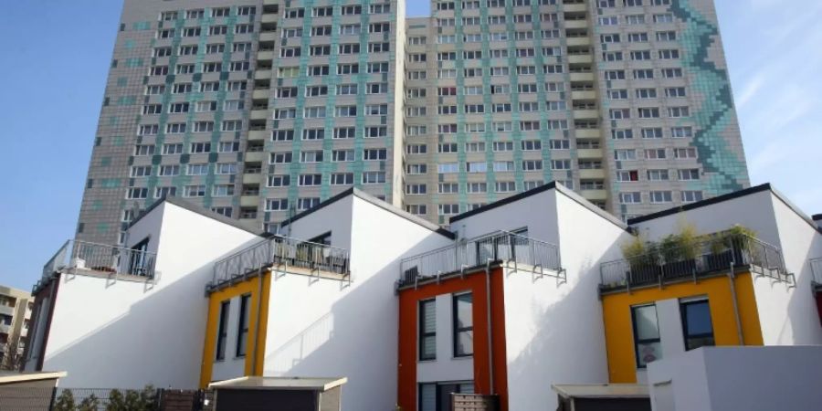 Einfamilienhäuser vor Wohngebäuden in Berlin-Lichtenberg