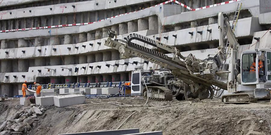 Die Baupreise in der Schweiz sind gestiegen: Arbeiter auf einer SBB-Baustelle (Archivbild).