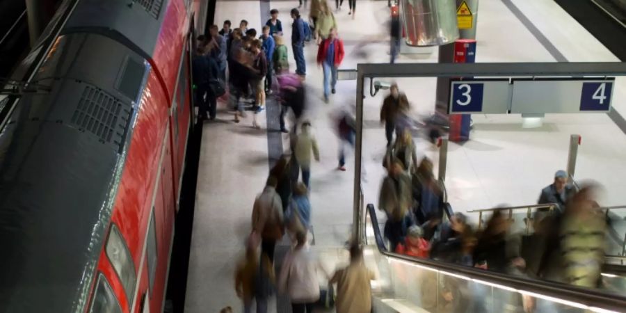 Reisende in einem Bahnhof