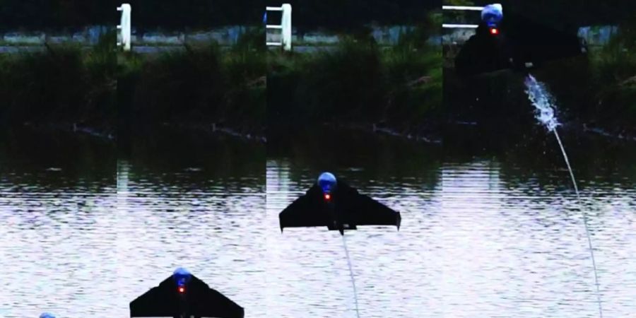 Durch den Wasserstrahl stösst sich der Roboter von der Wasseroberfläche in die Luft und gleitet eine kurze Strecke.