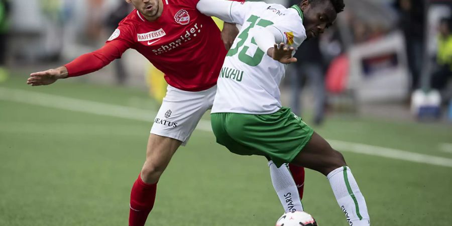 St. Gallens Musah Nuhu (rechts) fällt nach einer Knie-Operation mehrere Monate aus