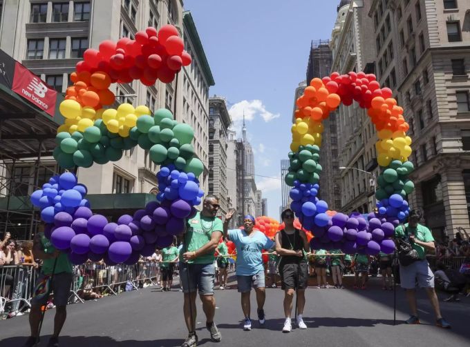 Menschen marschieren zur 50. jährlichen New York City Gay Pride Parade, die auch WorldPride feiert, in New York City. New York City