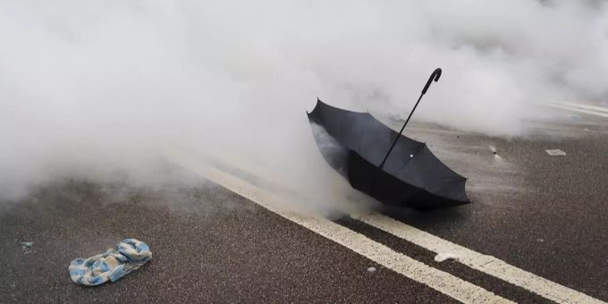 Die Polizei setzte Pfefferspray gegen die Demonstranten in Hongkong ein. Hongkong Demonstranten