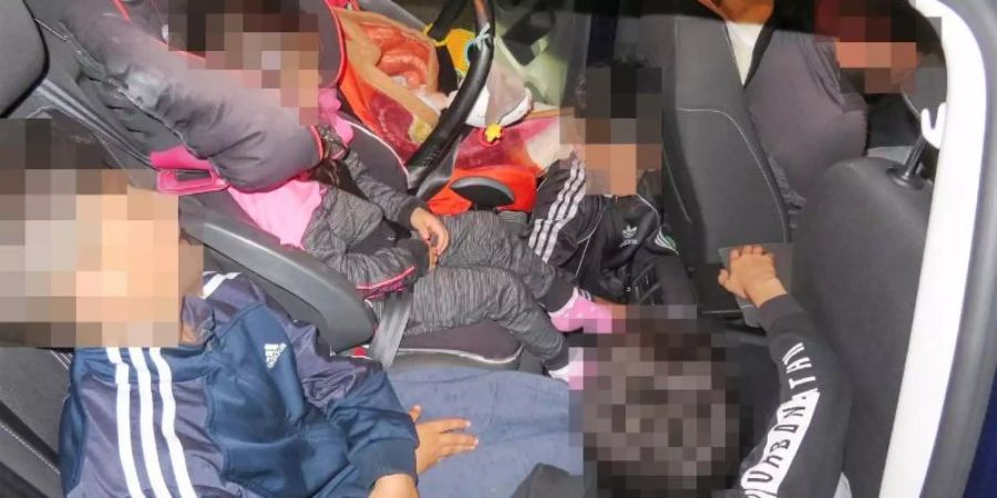Dicht gedrängt sassen fünf Kinder im Alter von zwei Monaten, zwei, sieben, acht und elf Jahren im Rückraum des Wagens. Drei von ihnen waren nicht angeschnallt. Foto: Polizei Dortmund