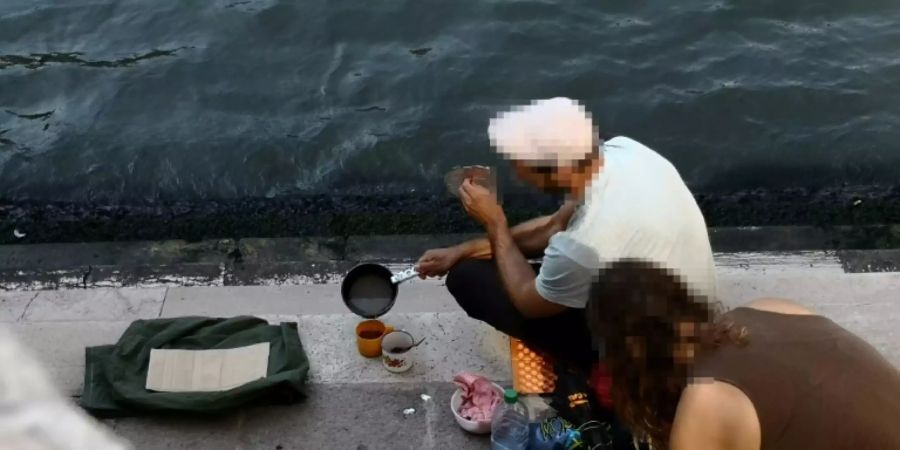 Deutsche Touristen kochen Kaffee an der Rialto-Brücke