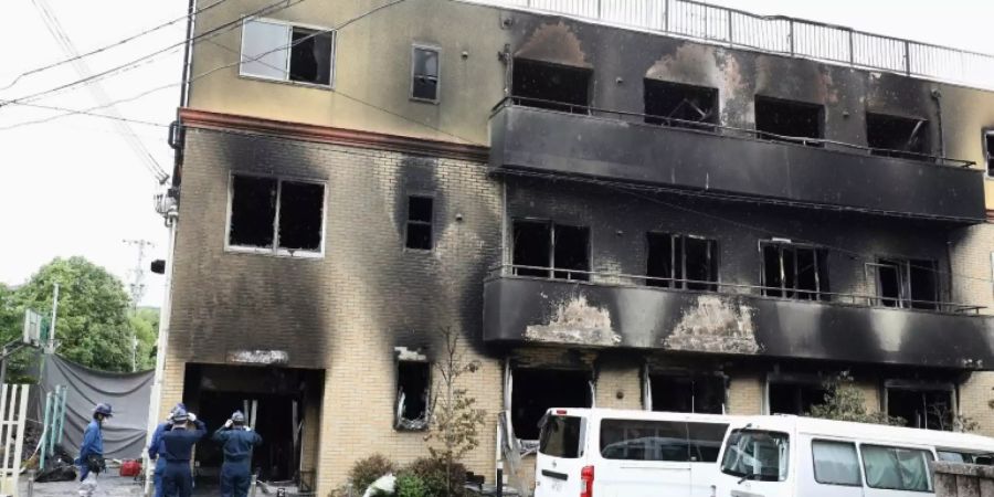 Japanische Ermittler untersuchen den Tatort
