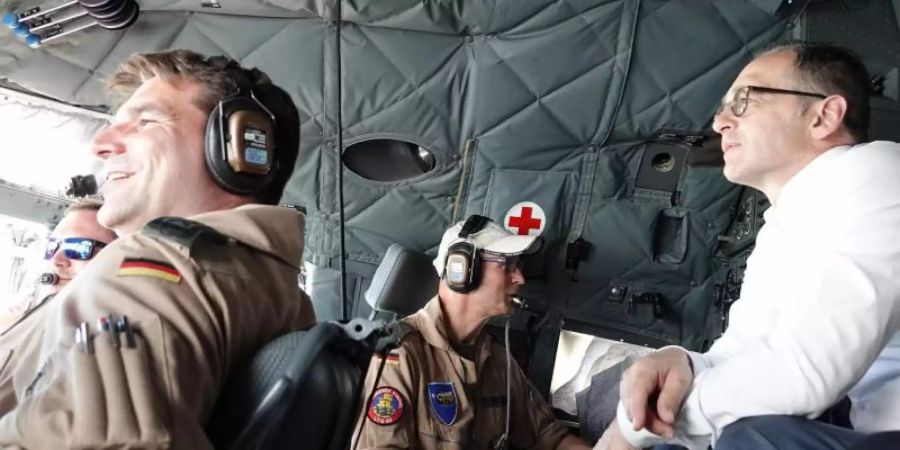 Aussenminister Heiko Maas (SPD) im Cockpit einer Transall der Bundeswehr. Foto: Michael Fischer