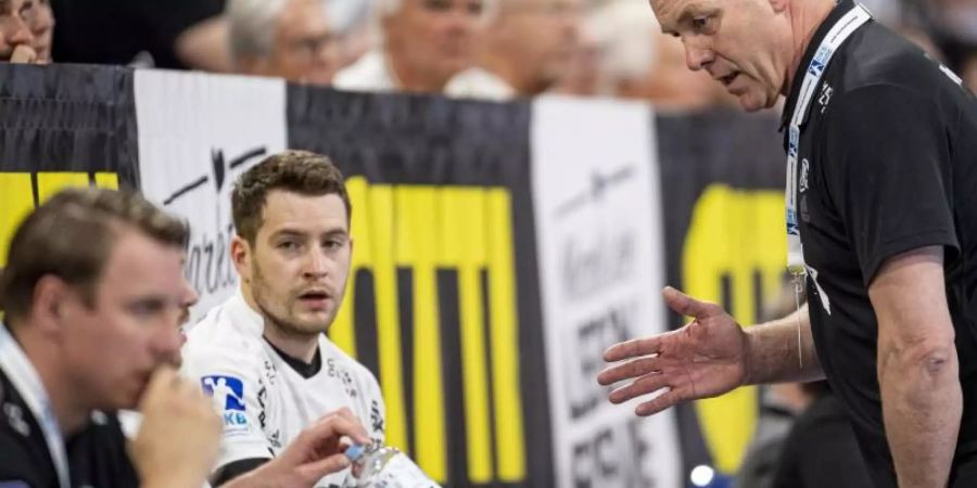 Die Mannschaft von Trainer Alfred Gislason (r) hat sich in dieser Saison den DHB-Pokal und den EHF-Cup gesichert. Foto: Axel Heimken