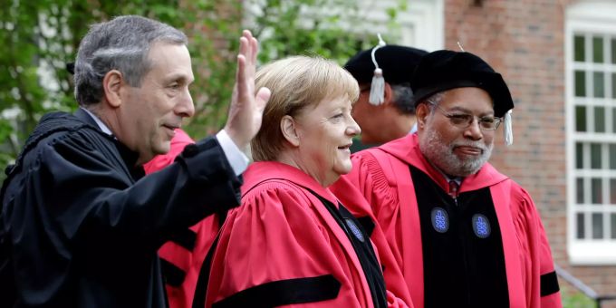 Lawrence Bacow (l-r), Präsident der Universität Harvard, Bundeskanzlerin Angela Merkel (CDU) und Lonnie Bunch, Historiker aus den USA, warten auf den Beginn der Graduierungsfeierlichkeiten der Harvard Universität. Ehrengast Merkel soll dabei die Ehrendoktorwürde der Harvard University empfangen und die zentrale Rede halten. harvard university