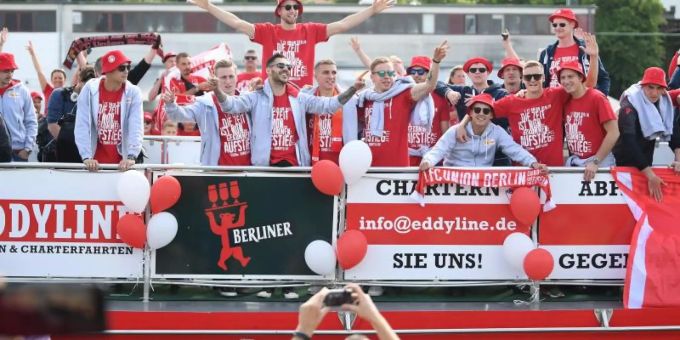 Die Union-Spieler am Bord der «Viktoria» auf dem Weg nach Köpenick. Foto: Britta Pedersen Die Union-Spieler am Bord der «Viktoria» auf dem Weg nach Köpenick. Foto: Britta Pedersen