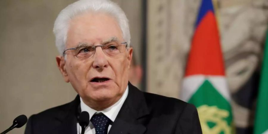 Italiens Staatspräsident Sergio Mattarella spricht im Quirinalspalast in Rom. Foto: Alessandra Tarantino/AP