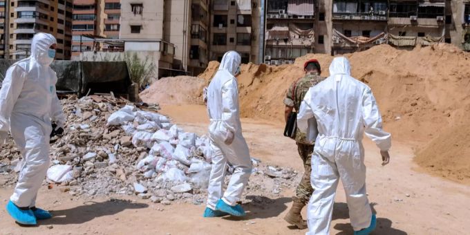 Ermittler des libanesischen Militärgeheimdienstes untersuchen die Stelle, an der am Wochenende zwei israelische Drohnen abgestürzt und explodiert sind. beirut drohne