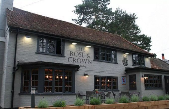 Offenbar geben sich Meghan und Harry nun auch mit weniger Luxus zufrieden: Am Dienstag besuchten sie das Dorfpub «Rose&Crown». meghan markle
