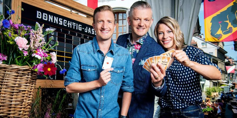 Co-Moderator Stefan Büsser, Gastgeber Rainer Maria Salzgeber und Sonia Kälin als Schiedsrichterin. Das ist der Donnschtig-Jass im SRF.