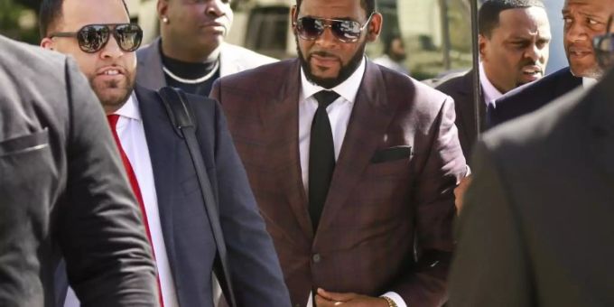 R. Kelly (m.) muss nach erneuten Vorwürfen vorerst in Haft bleiben. Foto: Amr Alfiky R. Kelly (m.) muss nach erneuten Vorwürfen vorerst in Haft bleiben. Foto: Amr Alfiky