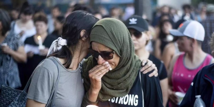 Menschen trauern während einer Mahnwache für die Opfer nach tödlichen Schüssen bei dem Volksfest in Gilroy. Foto: Noah Berger/AP