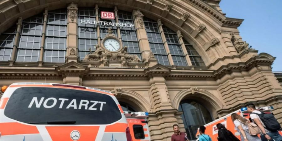 Einsatzkräfte vor dem Frankfurter Hauptbahnhof