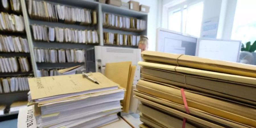 Akten von Dieselklagen liegen auf einem Tisch im Landgericht Stuttgart. Foto: Bernd Weissbrod