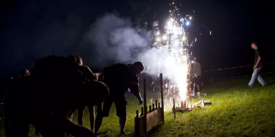 Feuerwerk am 1. August hat Licht- und Schattenseiten gleichermassen. Ein achtsamer und sachgerechter Umgang mit den Feuerwerkskörpern verhindert Verletzungen und Brände. (Archivbild)