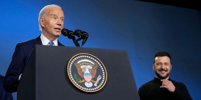 US-Präsident Joe Biden spricht zusammen mit dem ukrainischen Präsidenten Wolodymyr Selenskyj während einer Veranstaltung zum Ukraine Compact am Rande des Nato-Gipfels. Joe Biden
