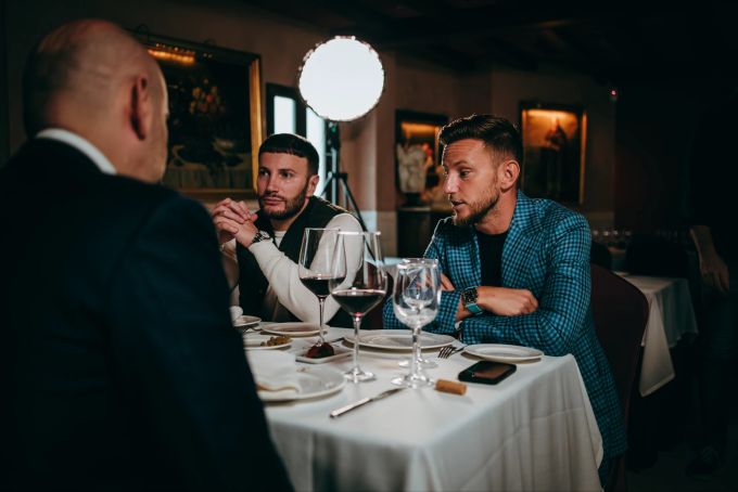 In der Netflix-Doku wurde Ivan Rakitic (rechts) beim Dinner mit Schneider Goran Matan (links) und Shkelzen Gashi (Mitte) von den Kameras begleitet. rakitic