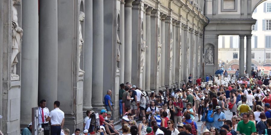 Touristen über Touristen. Florenz will Kurzzeit-Vermietungen im historischen Zentrum verbieten. (Foto: Archiv)