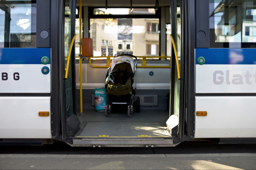 Busfahrerin Mutter Kinderwagen Körperverletzung