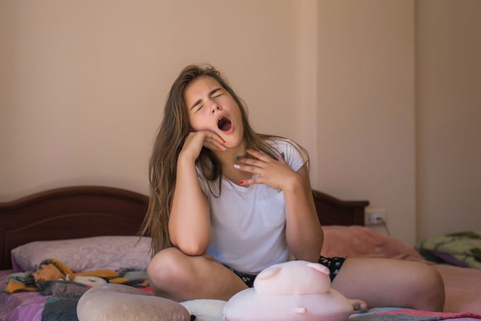Hormone beeinflussen direkt den zirkadianen Rhythmus von Teenagern, auch bekannt als innere Uhr. teenager gähnt