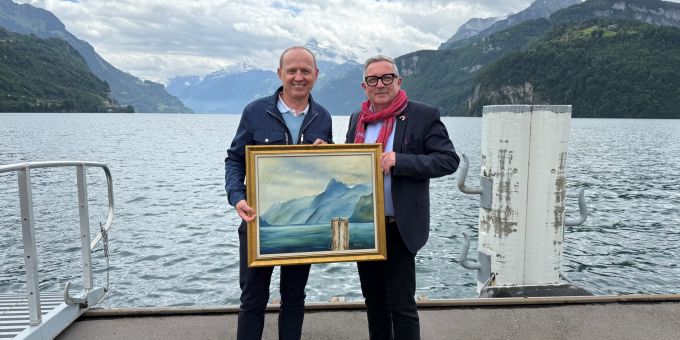 Kurt Betschart, Geschäftsführer BSM AG (links) und Norbert Mettler, Gemeinderat (rechts). Gemälde Schenkung