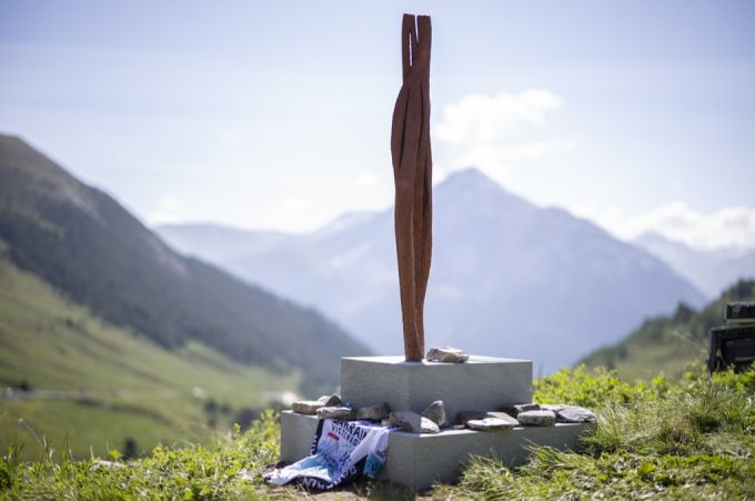 Die Skulptur «Verbunden sein» zu Ehren von Gino Mäder. Tour de Suisse