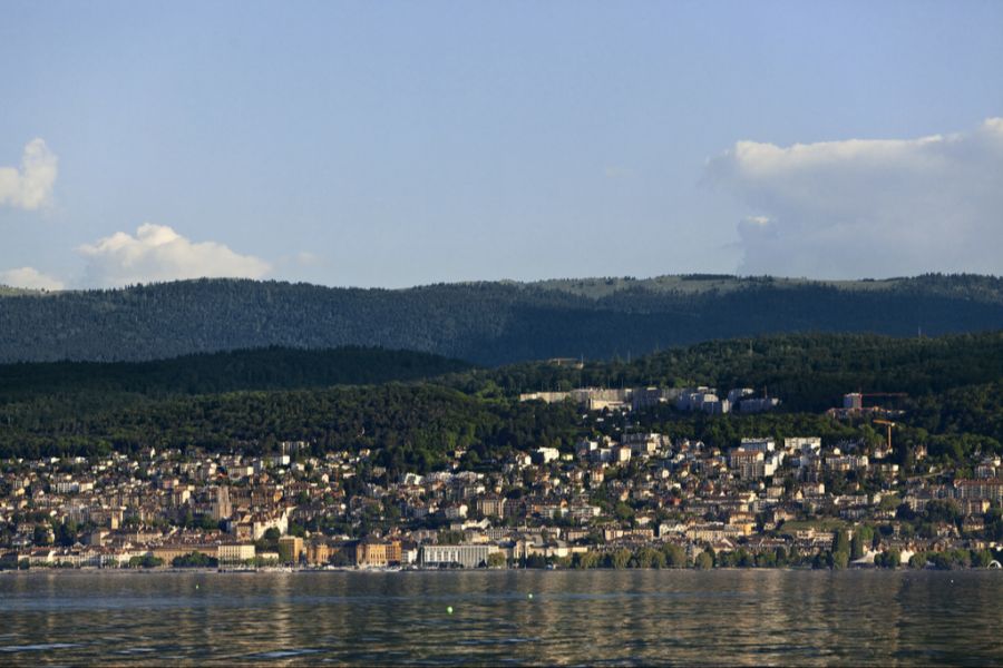 La Grande Béroche NE befindet sich am Neuenburgersee rund 20km südwestlich von Neuenburg. Hier ein Bild von Neuenburg.