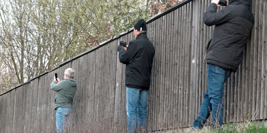 An Unfallstellen mit dem Handy draufhalten und filmen - ein Ärgernis für die Retter. (Symbolbild)