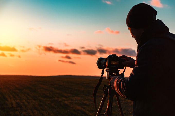 Die OM System OM-5 Mark II bietet praktische Features wie Cinema-Profile und Aufnahmelampe für kreative Filmer. (Symbolbild) OM System OM-5 Mark II
