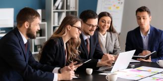 Für die Zukunft - Warum Unternehmen von Weiterbildung profitieren Für die Zukunft - Warum Unternehmen von Weiterbildung profitieren