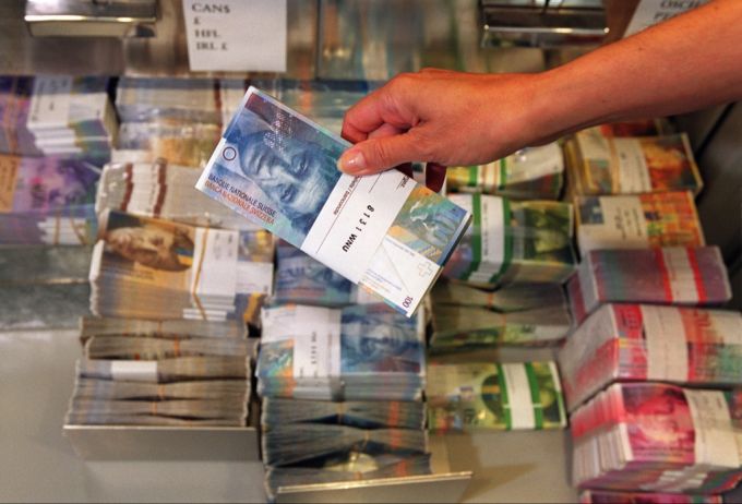 Mitarbeiter der Zürcher Landbank in Elgg sollen Geld aus dem Tresor genommen haben. Kundengelder seien aber nicht davon betroffen. (Symbolbild) Geldscheine im Tresor